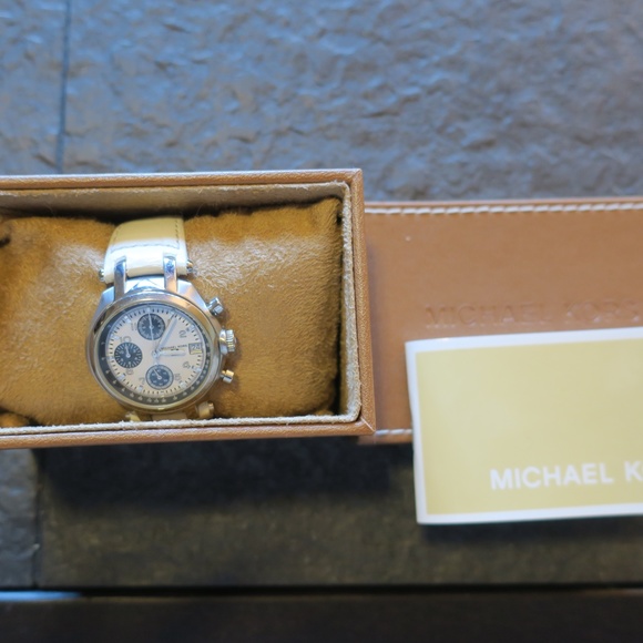 Michael Kors Chronograph Watch - Picture 2 of 9